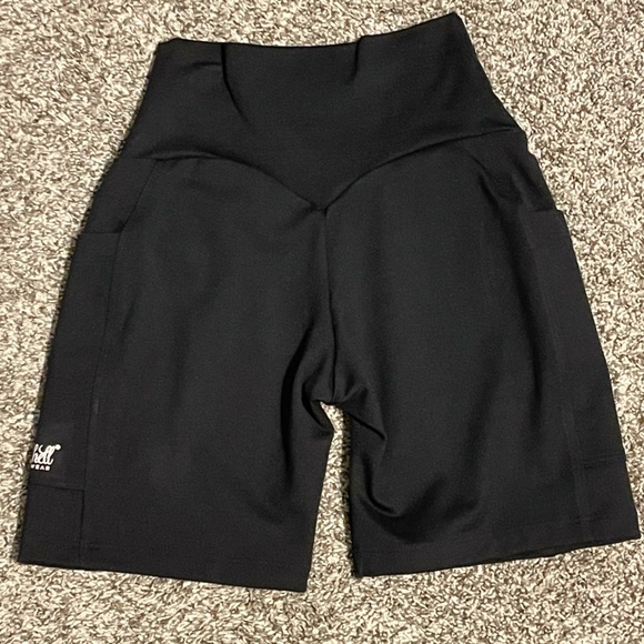 Bombshell Bike Shorts with Pockets - Picture 2 of 10